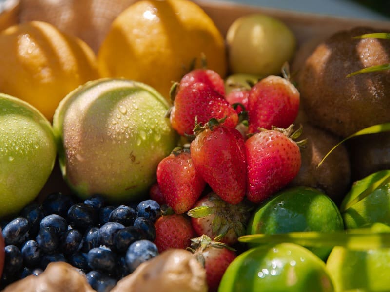 Kinh nghiệm chọn giỏ hoa quả 20/11 - chọn các loại quả bên trong giỏ trái cây