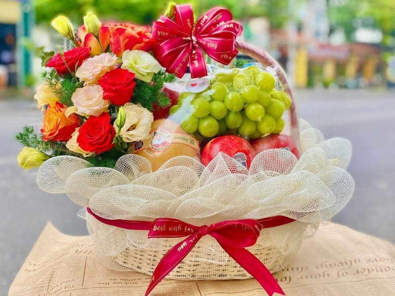 Một số lý do nên chọn giỏ trái cây tặng 14/2 kèm bó hoa tươi ý nghĩa