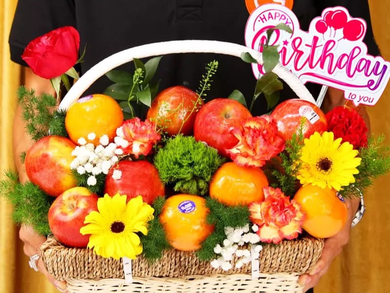 Giỏ quà trái cây 1 triệu đồng với các loại hoa tươi phù hợp cho dịp sinh nhật, tân gia